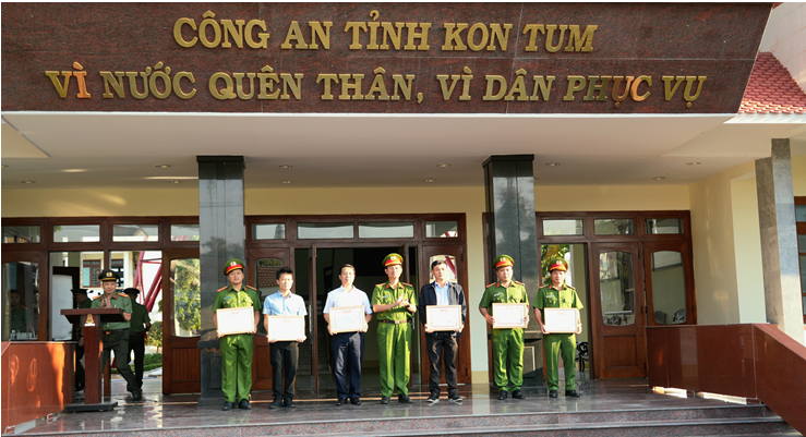 Trung tâm Dịch vụ Hành chính-Hội nghị tỉnh nhận khen thưởng thành tích xuất sắc trong công tác tổ chức phương án chữa cháy và cứu nạn, cứu hộ cấp tỉnh tại Khu Trung tâm hành chính tỉnh Kon Tum.